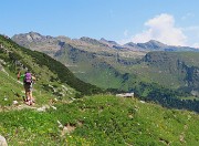 54 Scendiamo al Rif. Branchino  (1796 m) con vista sulla Val Canale e le sue montagne
